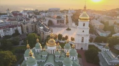 Bu video, sabah şafak vakti Ukrayna, Kyiv 'deki Aziz Sophia Kilisesi' ni gösteriyor.