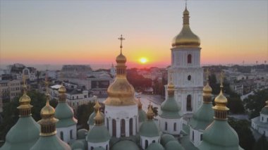 Bu video, sabah şafak vakti Ukrayna, Kyiv 'deki Aziz Sophia Kilisesi' ni gösteriyor.