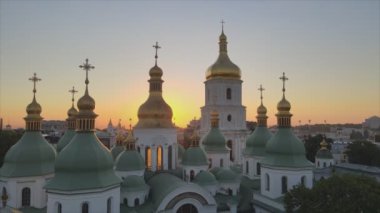 Bu video, sabah şafak vakti Ukrayna, Kyiv 'deki Aziz Sophia Kilisesi' ni gösteriyor.