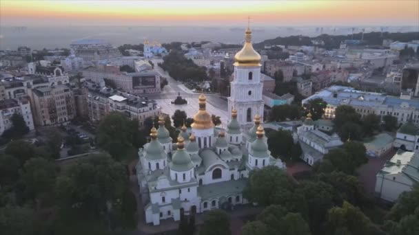 Bu video, sabah şafak vakti Ukrayna, Kyiv 'deki Aziz Sophia Kilisesi' ni gösteriyor.