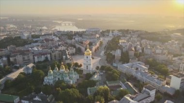 Bu video, sabah şafak vakti Ukrayna, Kyiv 'deki Aziz Sophia Kilisesi' ni gösteriyor.