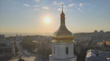 Bu video, sabah şafak vakti Ukrayna, Kyiv 'deki Aziz Sophia Kilisesi' ni gösteriyor.