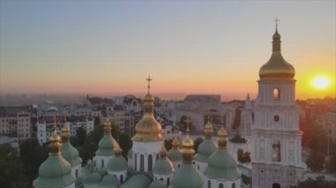 Bu video, sabah şafak vakti Ukrayna, Kyiv 'deki Aziz Sophia Kilisesi' ni gösteriyor.