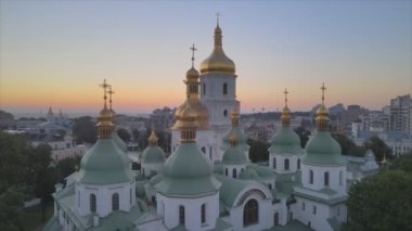 Bu video, sabah şafak vakti Ukrayna, Kyiv 'deki Aziz Sophia Kilisesi' ni gösteriyor.