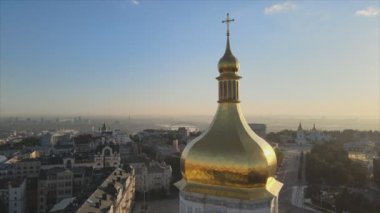 Bu video, sabah şafak vakti Ukrayna, Kyiv 'deki Aziz Sophia Kilisesi' ni gösteriyor.