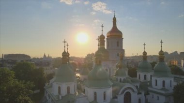 Bu video, sabah şafak vakti Ukrayna, Kyiv 'deki Aziz Sophia Kilisesi' ni gösteriyor.