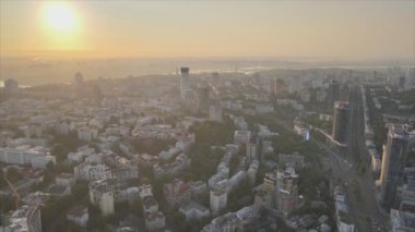 Bu video sabah Ukrayna 'nın başkenti Kyiv' i 8K çözünürlükte gösteriyor.