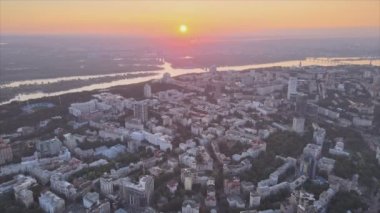 Bu video sabah Ukrayna 'nın başkenti Kyiv' i 8K çözünürlükte gösteriyor.