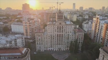 Bu video sabah Ukrayna 'nın başkenti Kyiv' i 8K çözünürlükte gösteriyor.