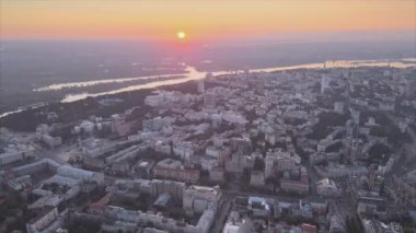 Bu video sabah Ukrayna 'nın başkenti Kyiv' i 8K çözünürlükte gösteriyor.