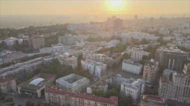 Bu video sabah Ukrayna 'nın başkenti Kyiv' i 8K çözünürlükte gösteriyor.