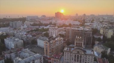 Bu video sabah Ukrayna 'nın başkenti Kyiv' i 8K çözünürlükte gösteriyor.