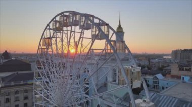 Bu video, Ukrayna 'nın başkenti Kyiv' de sabah 8 km çözünürlükte dönme dolabı gösteriyor.