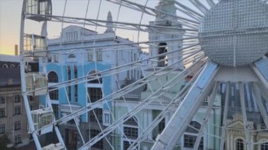 Bu video, Ukrayna 'nın başkenti Kyiv' de sabah 8 km çözünürlükte dönme dolabı gösteriyor.