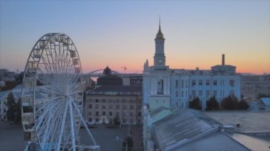Bu video, Ukrayna 'nın başkenti Kyiv' de sabah 8 km çözünürlükte dönme dolabı gösteriyor.