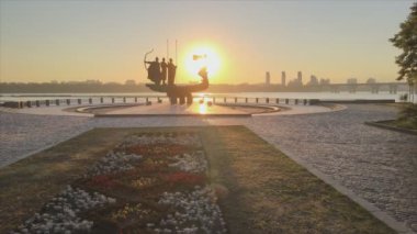 Bu video, sabah Kyiv, Ukrayna 'nın 8K çözünürlüğündeki kurucuları için bir anıt gösteriyor.