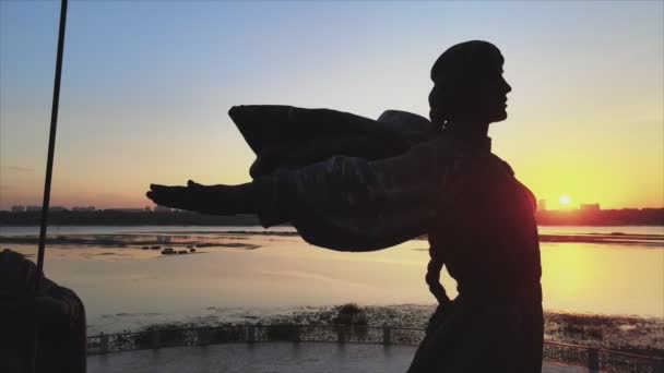 비디오는 우크라이나 에프의 설립자를 기리는 기념비를 해상도로 새벽에 보여준다 — 비디오