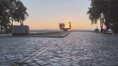 Bu video, sabah Kyiv, Ukrayna 'nın 8K çözünürlüğündeki kurucuları için bir anıt gösteriyor.