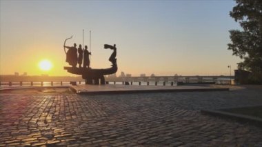 Bu video, sabah Kyiv, Ukrayna 'nın 8K çözünürlüğündeki kurucuları için bir anıt gösteriyor.