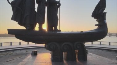 Bu video, sabah Kyiv, Ukrayna 'nın 8K çözünürlüğündeki kurucuları için bir anıt gösteriyor.