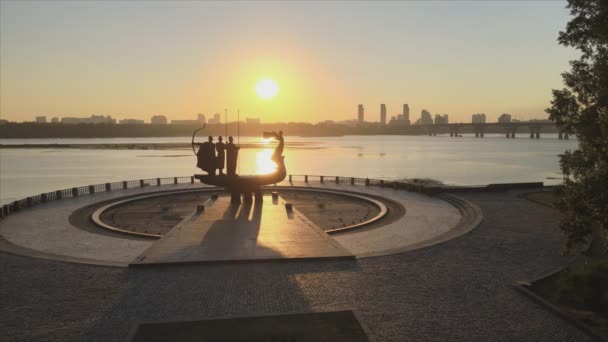 비디오는 우크라이나 에프의 설립자를 기리는 기념비를 해상도로 새벽에 보여준다 — 비디오