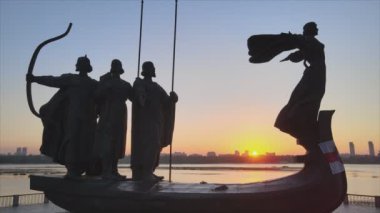 Bu video, sabah Kyiv, Ukrayna 'nın 8K çözünürlüğündeki kurucuları için bir anıt gösteriyor.
