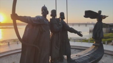 Bu video, sabah Kyiv, Ukrayna 'nın 8K çözünürlüğündeki kurucuları için bir anıt gösteriyor.