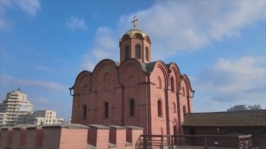 Bu video, Ukrayna 'nın Kyiv kentindeki Golden Gate' in 8K çözünürlüğündeki hava görüntüsünü gösteriyor.