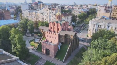 Bu video, Ukrayna 'nın Kyiv kentindeki Golden Gate' in 8K çözünürlüğündeki hava görüntüsünü gösteriyor.