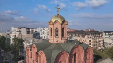 Bu video, Ukrayna 'nın Kyiv kentindeki Golden Gate' in 8K çözünürlüğündeki hava görüntüsünü gösteriyor.