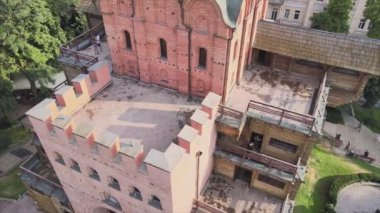 Bu video, Ukrayna 'nın Kyiv kentindeki Golden Gate' in 8K çözünürlüğündeki hava görüntüsünü gösteriyor.