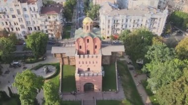 Bu video, Ukrayna 'nın Kyiv kentindeki Golden Gate' in 8K çözünürlüğündeki hava görüntüsünü gösteriyor.