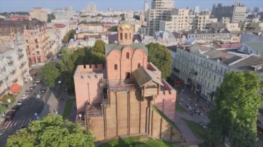 Bu video, Ukrayna 'nın Kyiv kentindeki Golden Gate' in 8K çözünürlüğündeki hava görüntüsünü gösteriyor.