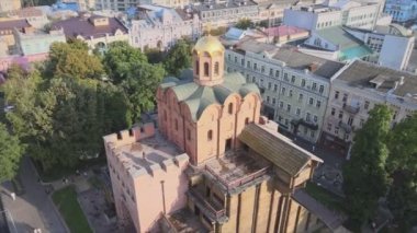 Bu video, Ukrayna 'nın Kyiv kentindeki Golden Gate' in 8K çözünürlüğündeki hava görüntüsünü gösteriyor.