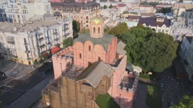 Bu video, Ukrayna 'nın Kyiv kentindeki Golden Gate' in 8K çözünürlüğündeki hava görüntüsünü gösteriyor.