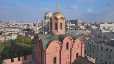 Bu video, Ukrayna 'nın Kyiv kentindeki Golden Gate' in 8K çözünürlüğündeki hava görüntüsünü gösteriyor.