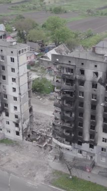 Bu dikey borsa videosu Ukrayna 'daki savaşın sonucunu gösteriyor. Borodyanka, Bucha bölgesindeki harap olmuş bir bina. Gri, renksiz, düz.