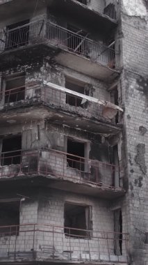 Bu dikey borsa videosu Ukrayna 'daki savaşın sonucunu gösteriyor. Borodyanka, Bucha bölgesindeki harap olmuş bir bina. Gri, renksiz, düz.