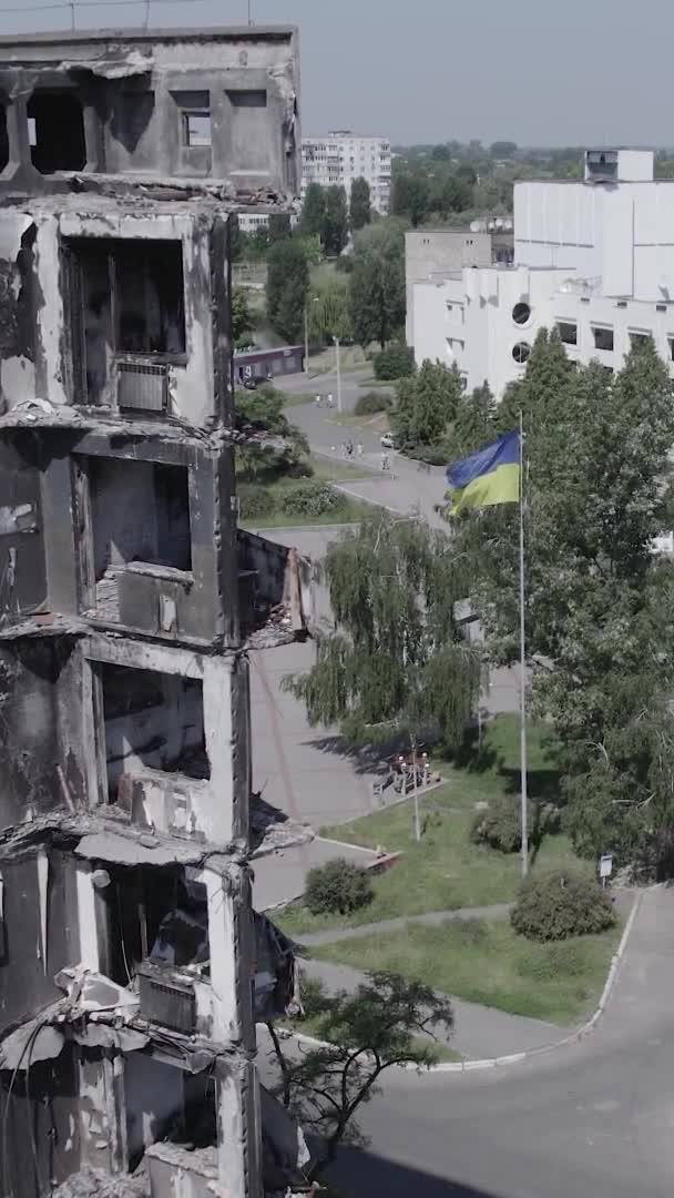 Denna Stock Vertikal Video Visar Efterdyningarna Kriget Ukraina Förstörd Bostadshus — Stockvideo