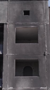 Bu dikey borsa videosu Ukrayna 'daki savaşın sonucunu gösteriyor. Borodyanka, Bucha bölgesindeki harap olmuş bir bina. Gri, renksiz, düz.