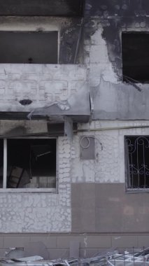 Bu dikey borsa videosu Ukrayna 'daki savaşın sonucunu gösteriyor. Borodyanka, Bucha bölgesindeki harap olmuş bir bina. Gri, renksiz, düz.