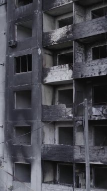 Bu dikey borsa videosu Ukrayna 'daki savaşın sonucunu gösteriyor. Borodyanka, Bucha bölgesindeki harap olmuş bir bina. Gri, renksiz, düz.