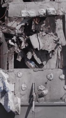 Bu dikey borsa videosu Ukrayna 'daki savaşın sonucunu gösteriyor. Borodyanka, Bucha bölgesindeki harap olmuş bir bina. Gri, renksiz, düz.