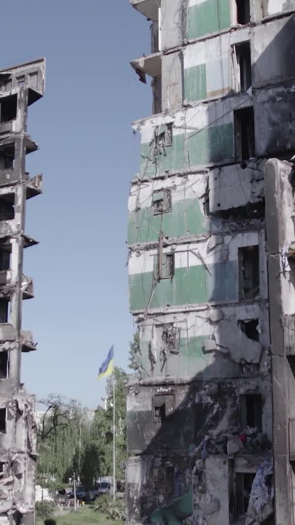 这盘股票的垂直录像显示了乌克兰战争的后果 在布查地区的Borodyanka 一栋被毁的住宅建筑 没有颜色 — 图库视频影像