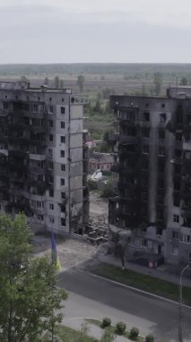 Bu dikey borsa videosu Ukrayna 'daki savaşın sonucunu gösteriyor. Borodyanka, Bucha bölgesindeki harap olmuş bir bina. Gri, renksiz, düz.