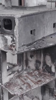 Bu dikey borsa videosu Ukrayna 'daki savaşın sonucunu gösteriyor. Borodyanka, Bucha bölgesindeki harap olmuş bir bina. Gri, renksiz, düz.