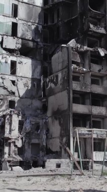 Bu dikey borsa videosu Ukrayna 'daki savaşın sonucunu gösteriyor. Borodyanka, Bucha bölgesindeki harap olmuş bir bina. Gri, renksiz, düz.