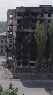 Bu dikey borsa videosu Ukrayna 'daki savaşın sonucunu gösteriyor. Borodyanka, Bucha bölgesindeki harap olmuş bir bina. Gri, renksiz, düz.