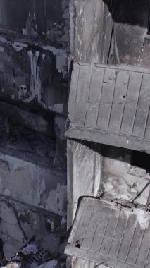 Bu dikey borsa videosu Ukrayna 'daki savaşın sonucunu gösteriyor. Borodyanka, Bucha bölgesindeki harap olmuş bir bina. Gri, renksiz, düz.