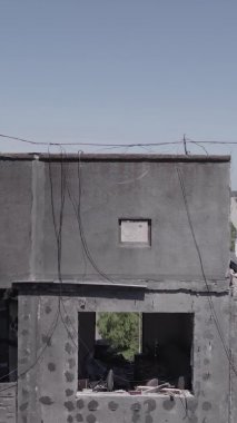 Bu dikey borsa videosu Ukrayna 'daki savaşın sonucunu gösteriyor. Borodyanka, Bucha bölgesindeki harap olmuş bir bina. Gri, renksiz, düz.